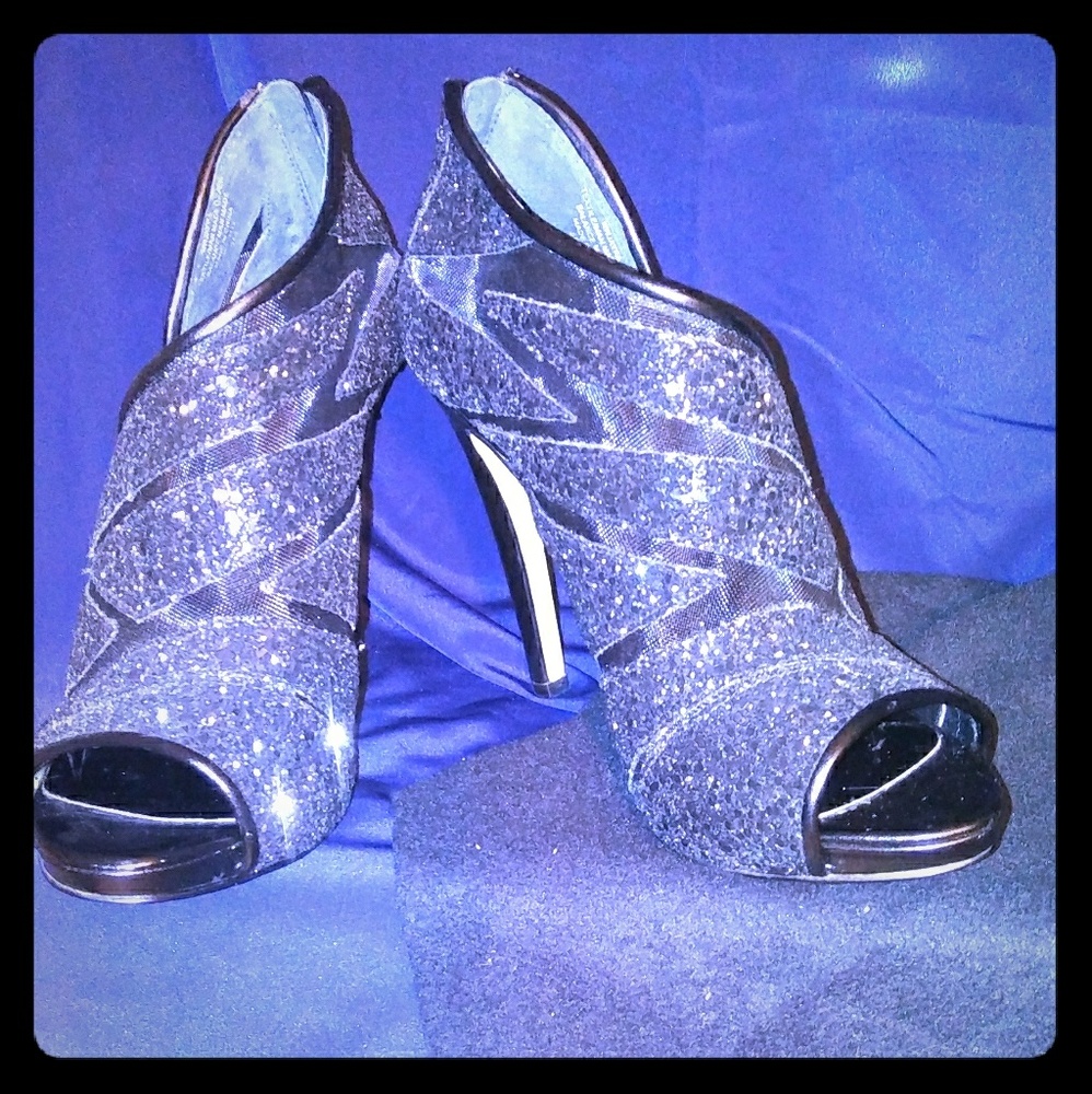 Sequend open-toed shoe booties